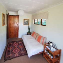 D: Cottage with lounge and a double bed with a single bed in alcove_1