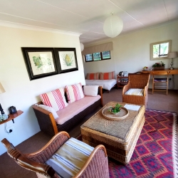 D: Cottage with lounge and a double bed with a single bed in alcove_2