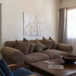 I: Phezulu - room in a shared house, shared bathroom (females only)_4