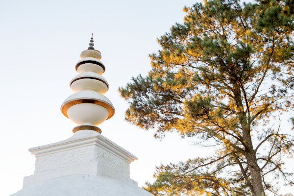 stupa spire l de venter