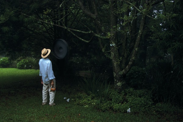 louis ringing the gong a shaw